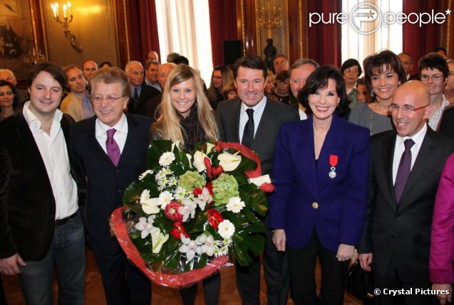 Denise Fabre reçoit la Légion d'honneur des mains de Christian Estrosi,  le maire de Nice dont elle est l'adjointe. Son mari Françis et leur  fille Olivia étaient de la partie. Le 12 Novembre 2010