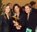 Denise Fabre reçoit son 7 d'or de la meilleure animatrice en 2001, entourée de ses jumelles Elodie et Olivia.