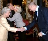 Zara Phillips et Mike Tindall, qui se marieront le 30 juillet 2011 à Canongate Kirk, à Edimbourg (Ecosse), n'ont pas intérêt à vendre les images de leur mariage dans le dos de la reine...