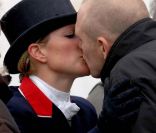 Zara Phillips et Mike Tindall, qui se marieront le 30 juillet 2011 à Canongate Kirk, à Edimbourg (Ecosse), n'ont pas intérêt à vendre les images de leur mariage dans le dos de la reine...