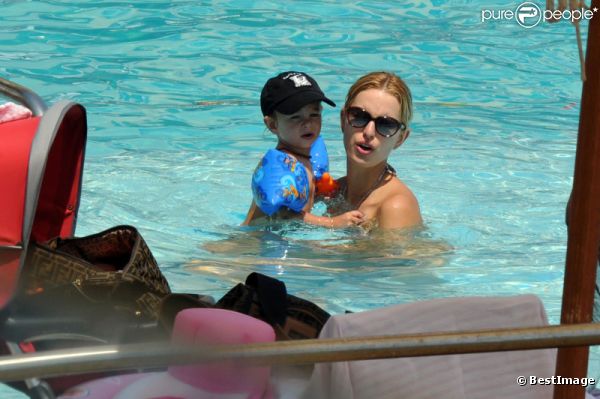 Karolina Kurkova avec son fiancé Archie Drury et leur fille Tobin, à Ischia le 10 juillet 2011