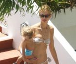 Karolina Kurkova avec son fiancé Archie Drury et leur fille Tobin, à Ischia le 10 juillet 2011