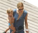 Karolina Kurkova avec son fiancé Archie Drury et leur fille Tobin, à Ischia le 10 juillet 2011