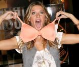 Gisele Bündchen n'a jamais peur du ridicule ! Elle adore s'amuser en prenant des poses délirantes devant les photographes. New York, 1er mars 2006 