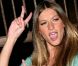 Gisele Bündchen nous propose un mélange entre peace and love et un pas de flamenco. Bravo ! New York, 11 février 2004