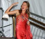 Même en soirée, Gisele Bündchen reste naturelle et s'adapte à toutes les situations ! New York, 1er mai 2006 