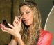 Gisele Bündchen aime s'amuser avec les photographes... Même si elle est une star, la belle reste simple et accesible. New York, 17 juillet 2006