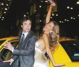 Gisele Bündchen est sans aucune retenue et ose les poses les plus délirantes ! New York, 3 octobre 2004 