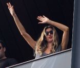 Gisele Bündchen déborde d'énergie et adore faire la fête, surtout lors du carnaval de Rio ! Brésil, 7 mars 2001 