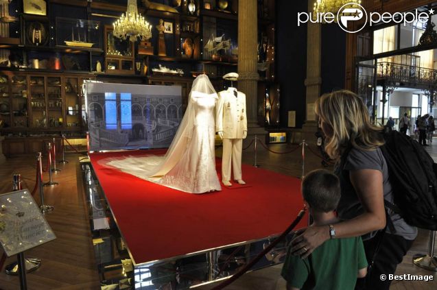 Installée au Musée océanographique de Monaco jusqu'au 22 novembre 2011, l'exposition L'Histoire du Mariage princier voulue par Stéphane Bern, ami personnel du prince Albert, rencontre déjà un franc succès.
