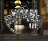  Le diadème Océan, 844 diamants et 359 saphirs... 
 Installée au Musée océanographique de Monaco jusqu'au 22 novembre 2011, l'exposition L'Histoire du Mariage princier voulue par Stéphane Bern, ami personnel du prince Albert, rencontre déjà un franc succès. 