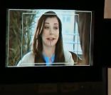 Alyson Hannigan dans le making-of de la publicité Head and Shoulders