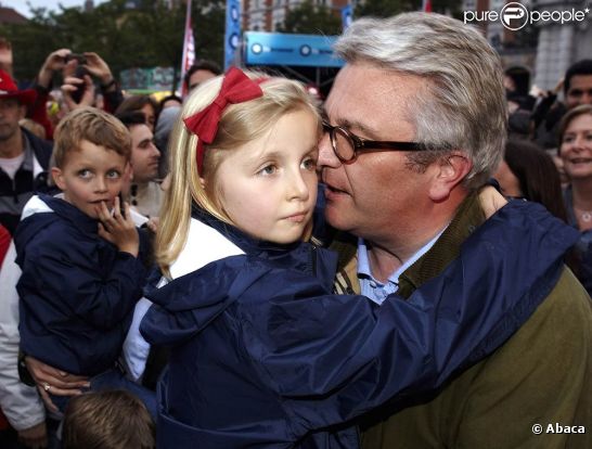 Exclu des cérémonies de la Fête nationale suivies par la famille royale, le prince Laurent de Belgique s'est rabattu sur un concert public, Place du Jeu de la balle, à Bruxelles, le 21 juillet 2011. La princesse Louise, elle, ne lâche pas son papa.
