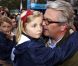 Exclu des cérémonies de la Fête nationale suivies par la famille royale, le prince Laurent de Belgique s'est rabattu sur un concert public, Place du Jeu de la balle, à Bruxelles, le 21 juillet 2011. La princesse Louise, elle, ne lâche pas son papa. 