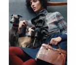 Anja Rubik devient brune dans la campagne Fendi automne/hiver 2011-2012
