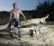 Oscar Pistorius, athlète sud-africain, handicapé, sur la plage de Grosseto, en Italie le 10 juillet 2011