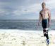 Oscar Pistorius, le handicapé le plus rapide du monde pose sur la plage de Grosseto, en Italie le 10 juillet 2011