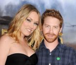 Seth Green et Clare Grant lors de l'avant-première de Cowboys et envahisseurs à San Diego aux Etats-Unis le 23 juillet 2011