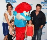 Brooke Shields, son mari Chris Henchy et leurs filles lors de la première mondiale des Schtroumpfs, à New York. 24 juillet 2011