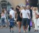 Wesley Sneijder se balade dans Saint-Tropez avec sa femme Yolanthe Cabau et son fils Jessey le 25 juillet 2011