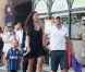 Wesley Sneijder se balade dans Saint-Tropez avec sa femme Yolanthe Cabau et son fils Jessey le 25 juillet 2011