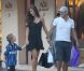 Wesley Sneijder se balade dans Saint-Tropez avec sa femme Yolanthe Cabau et son fils Jessey le 25 juillet 2011
