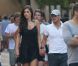Wesley Sneijder se balade dans les rues bondées de Saint-Tropez avec sa femme Yolanthe Cabau et son fils Jessey le 25 juillet 2011
