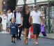Wesley Sneijder rigole avec sa femme Yolanthe Cabau et son fils Jessey le 25 juillet 2011 à Saint-Tropez 