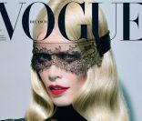 Claudia Schiffer en couverture du magazine <em>Vogue Deutsch</em> du mois d\'août prochain.<br />