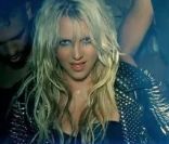 Pour le clip de  Till the world ends , sorti en avril 2011, Britney Spears semble avoir été inspirée par le look de Lady Gaga un an plus tôt, dans la vidéo de  Telephone . 