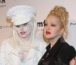  Lady Gaga et Cyndi Lauper, copines, à la soirée de l'amfAR, le 10 février 2010, à New York. 