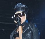 Paris Hilton se serait-elle inspirée de cette tenue, portée par Lady Gaga lors d'un concert à Londres, le 4 juillet 2009? 