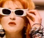 Cyndi Lauper, dans la vidéo de  Girls want to have fun , sortie en 1983, porte des lunettes de soleil qui semblant avoir tapé dans l'oeil de Lady Gaga. 