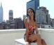 Shy'm profite de la chaleur de l'été new-yorkais pour faire la fête dans le clip de  Tourne , quatrième extrait de l'album  Prendre l'air . Quitte à prendre l'eau et à fnir toute mouillée avec son apollon !