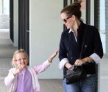 Jennifer Garner et sa fille Violet Affleck se promènent à Brentwood, Los Angeles, le 29 juillet 2011