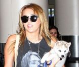 Miley Cyrus à l'aéroport de LAX, le 15 juillet 2011.  