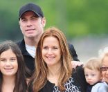 John Travolta, Kelly Preston et leurs enfants Ella et Benjamin, à Paris, le 19 juin 2011.