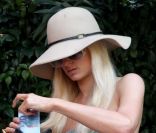 Paris Hilton arrive à son hôtel de Saint-Tropez, mercredi 3 août 2011.