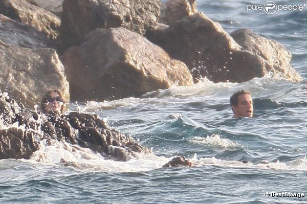 Nicolas Sarkozy et son épouse Carla Bruni-Sarkozy, actuellement enceinte, lors de leurs vacances à Brégançon, le 16 juillet 2011.