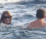 Nicolas Sarkozy et son épouse Carla Bruni-Sarkozy, actuellement enceinte, lors de leurs vacances à Brégançon, le 16 juillet 2011.