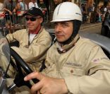Rowan Atkinson, fou des bolides ! En mai 2011 lors d'une exposition de voitures vintage 