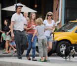Ethan Hawke, sa femme Ryan, ses filles Maya et Clementine et son fils Levon, à New York, le 10 juillet 2010.