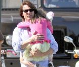 Tom Cruise et sa fille Suri ont passé un moment au Chelsea Piers, un grand complexe de production télé et cinéma à New York, le 8 août 2011