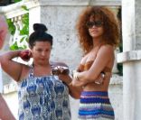 Rihanna en vacances à la Barbade le 8 août 2011