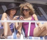  Annalynne McCord et Shenae Grimes se la coulent douce à bord d'un bateau, dans le remake de Beverly Hills, 90210 ! 