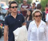 Bernadette Chirac et son petit-fils Martin dans les rues de Saint-Tropez le 12 août 2011