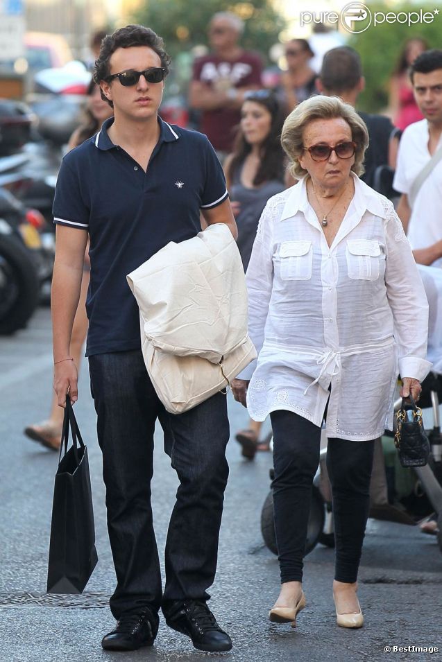 Bernadette Chirac et son petit-fils Martin dans les rues de Saint-Tropez le 12 août 2011