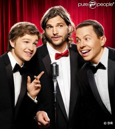 Image promotionnelle de la série Mon oncle Charlie avec le petit nouveau Ashton Kutcher, remplaçant de Charlie Sheen 