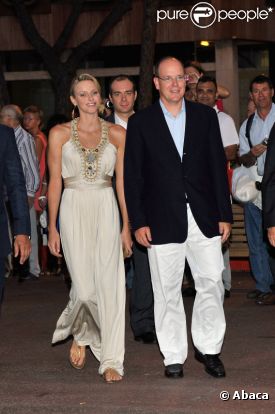 Le prince Albert II de Monaco et son épouse Charlene Wittstock lors du 50e anniversaire du stade nautique Prince Rainier III à Monaco le 19 août 2011