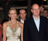 Le prince Albert II de Monaco et son épouse Charlene Wittstock lors du 50e anniversaire du stade nautique Prince Rainier III à Monaco le 19 août 2011